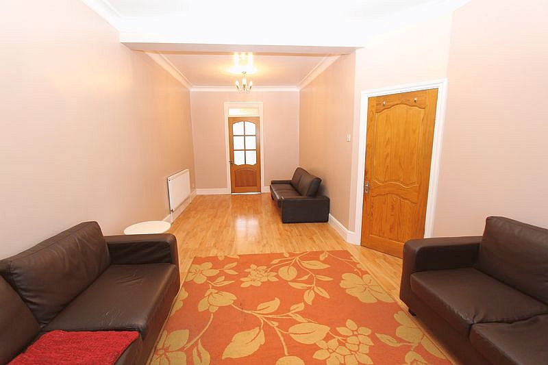 Newly refubished 3 bedroom house in East Ham E6.